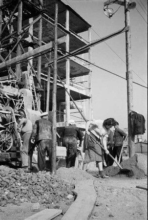 Enttrümmerung im Stadtkern : Dresden. Baustelle