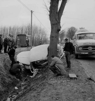 Verkehrsunfall: B 75: Kremerberg: Pkw an Baum und in Graben: Helfer, Zuschauer: auf Straße Lkw von Meierei Trittau, Mili: hinten links Fußgängerweg, Bauwagen, Strommasten