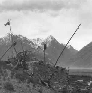 Pamir (Tadschikistan). Altyn Masar im oberen Muksutal. "Goldenes Grab" mit Gebetsfahnen gegen Pik Talleit (5550 m)