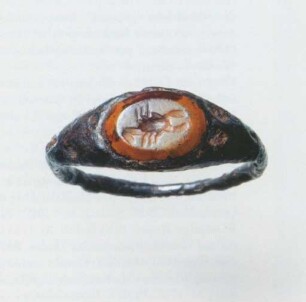 Römischer Eisenfingerring mit Jaspis-Gemme, Skorpion