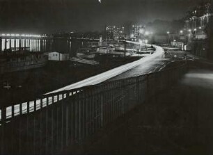 Dresden. Blick von der Auffahrt zur Georgi-Dimitroff-Brücke (Augustusbrücke) elbaufwärts auf das Terrassenufer bei Nacht