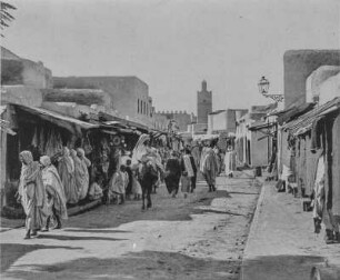 Straße in Kairouan : Blick auf eine Straße mit vielen Händlern in Kairouan
