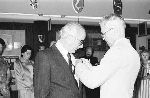 Freiburg im Breisgau: General Henri de Broca verleiht das französische Verdienstkreuz an Finanzpräsident Gerhard Wetzler