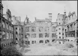 Dresden, Residenzschloss, Großer Schlosshof mit Altan und Stumpf des Hausmannsturmes : Zustandsaufnahme 1957