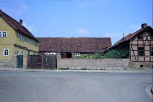 Bauerngehöft und ehemalige Mühle; Wohnhaus verputzt, Hofmauer und Hoftor, hinten Scheune