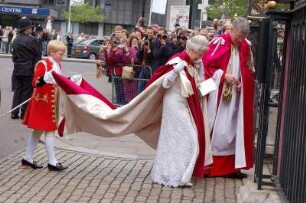 Queen in London : Queen Elizabeth II. wird in die Westminster Abbey zu einem Gedenk-Gottesdienst geleitet. Aufgenommen in London im Mai 2006