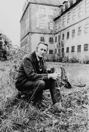 Der Schriftsteller Hanns Cibulka vor Schloß Friedenstein in Gotha