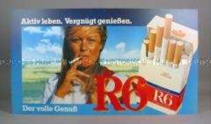 Werbeschild mit Werbeaufdruck für "R6"-Zigaretten, "Aktiv leben. Vergnügt genießen."