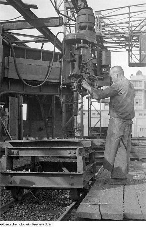 Aufnahmen vom Bau einer Brücke : Arbeiter an der Bohrmaschine