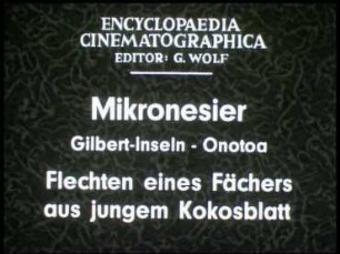 Mikronesier (Gilbert-Inseln, Onotoa) - Flechten eines Fächers aus jungem Kokosblatt