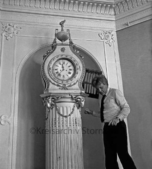 Besichtigung durch Landtagsabgeordnete der CDU: Festsaal: Kastellan Paul Hermann Buck vor Standuhr