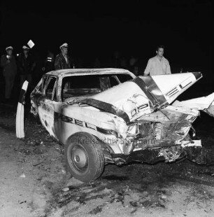 B 404: bei Wolkenwehe: Verkehrsunfall: Auffahrunfall und Zusammenstoß von drei Pkws: ausgebranntes Unfallfahrzeug mit Aufschrift "Opel" nach Löschen: verbogener Leitpfosten: dahinter drei Polizisten, Mann: im Dunkeln