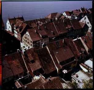 Meersburg: Blick von der Schlossterrasse über Dächer