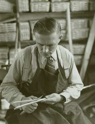 Erzgebirgische Spankorbflechter bei der Arbeit : Spankorbflechter bei der Arbeit, Erzgebirge, Ausstellung Dresden 1938