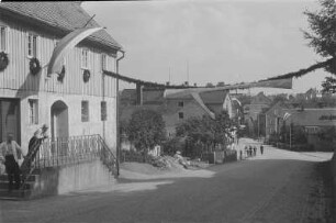 Jakub Bart Ćišinski-Gedenkfeier in Panschwitz-Kuckau. Geschmücktes Dorf : Swjatočnost na česć Jakuba Barta-Ćišinskeho w Lipju w Pančicach Kukowje. Wupyšena wjes.