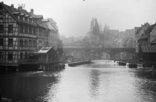 Pegnitz mit Kettensteg : Blick über die Pegnitz auf eine Brücke mit angrenzenden Häusern