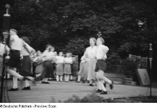 Auftritt eines Pionier- und FDJ-Ensembles
