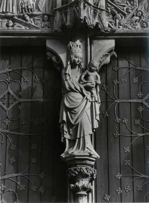 Marienstatue am Hauptportal der Marienkapelle in Würzburg