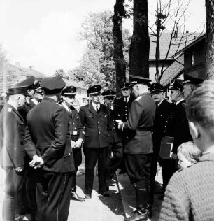 Freiwillige Feuerwehr: Ortsfeuerwehr Bargteheide und Feuerwehren des Amtes Bargteheide-Land: Brandmanöver: Wehrführer und Einsatzleiter bei Besprechung: vorne rechts zwei Kinder, 30. Mai 1965