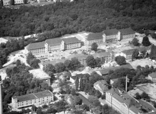 Dresden-Neustadt, Marienallee 14. Ehemalige Graf-Stauffenberg-Kaserne (jetzt Heeresschule). Luftbild-Schrägaufnahme nach Nordnordwesten. Im Vordergrund rechts Gebäude der Sächsischen Landesbibliothek (ehemalige Kaserne)