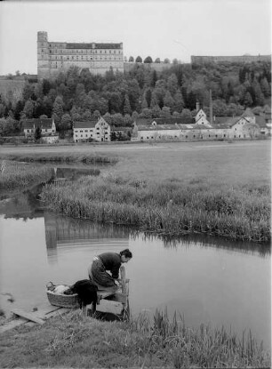 Eichstädt, Frau am Fluss : Eichstätt. Wäscherin an der Altmühl. Blick gegen die Willibaldsburg