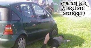 Metaller, die auf Brüste starren