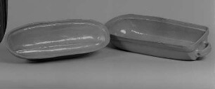 Bratpfanne : Stollenbackform und Bratpfanne (Letztes Frohburger Gebrauchsgeschirr vor 1910). Irdenware, Engobe, glasiert; L. 54 cm, B. 21,7 cm und L. 57 cm, B. 25 cm. Museum im Schloß Frohburg V 458/95, V 472/95