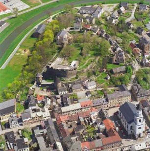 Elsterberg. Blick über Laurentiuskirche, Karl-Marx-Straße, Schloßberg mit Ruine der Burg Elsterberg und Weiße Elster. Luftbild-Schrägaufnahme von Südwesten