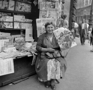 Budapest. Frau vor einem Zeitungskiosk mit der DDR-Illustrierten "Zeit im Bild"