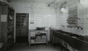 Dresden-Altstadt, Ernst-Thälmann-Straße (heute: Wilsdruffer Straße) 5. Wohn- und Geschäftshaus mit Löwen-Apotheke