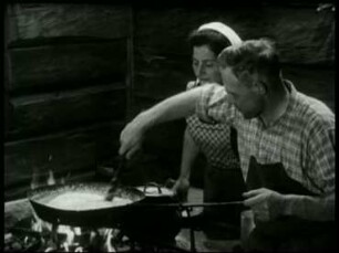 Mitteleuropa, Tirol - Zubereiten einer Mahlzeit auf einer Alm