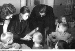 Deutsche Kriegsgefangene in Jugoslawien spenden Pakete für Kinder in Deutschland - die Volkssolidarität organisiert die Verteilung, 1948