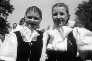 Lörrach: Zwei Mädchen aus der Trachtengruppe