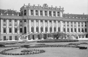 Schönbrunn: Schloss, Mitteltrakt mit Blumenbeet
