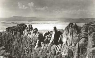 Sächsische Schweiz. Vordere Schrammsteine. Blick über reinhardtsdorf zum Großen und Kleinen Zschirnstein