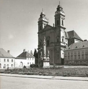 Valtice. Pfarrkirche. Ansicht von Südwesten