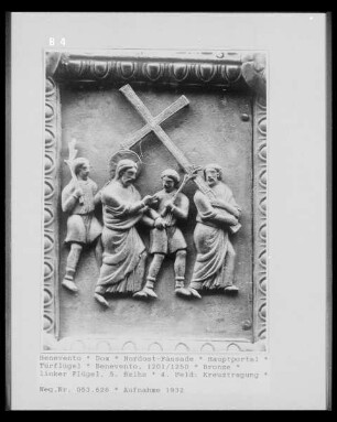 Kreuztragung: Christus trägt das Kreuz