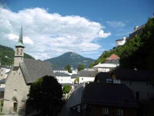 Salzburg: Ansicht vom Petersfriedhof mit Margarethenkapelle (li.) und Festung Hohensalzburg (re.o.)