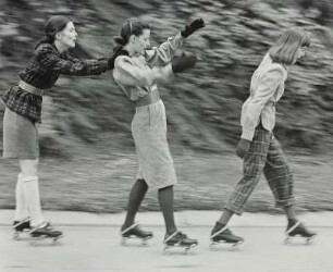 "The roller skaters", Modeaufnahme, Modelle Ann Theophane Graham, unbekannt, Anne Norring (Junior Bazaar)
