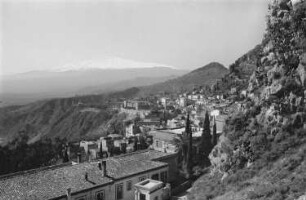 Reisefotos Italien. Sizilien. Taormina. Ortsteilansicht mit Blick zum Ätna