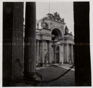 Potsdam, Blick von den Communs (Wirtschaftsgebäude) auf den Triumphbogen