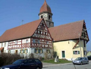 Ansicht von Südosten mit Kirchturm (Gotische Gründung 15 Jh - Glockengeschoß im 18 Jh erneuert) über vorgelagerten Gebäuden - einstige Gadenanlage mit Speichergeschossen