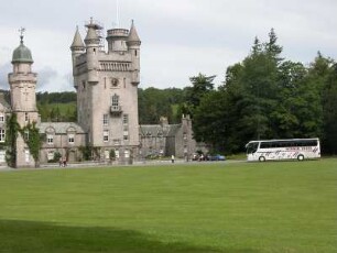 Turm von Balmoral Castle von der Parkseite, mit Touristenbus. Sommerresidenz der englischen Königin im schottischen Hochland ist für Touristen zugänglich (nur der Ballsaal und der Park), wenn die Königsfamilie nicht anwesend ist