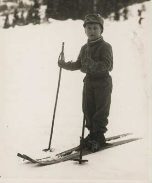Bildnis eines Jungen auf Schneeschuhen