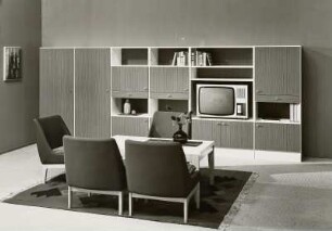 Sessel : Wohnzimmermöbel (1973; Möbelkombinat Nord (MKN)). Ansicht mit Anbauwand, drei Sesseln und Couchtisch