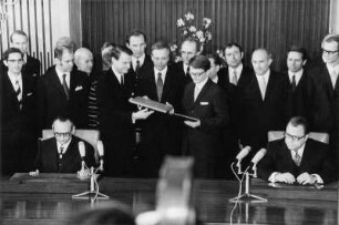 Die Staatssekretäre Egon Bahr und Michael Kohl unterzeichnen den Verkehrsvertrag zwischen der DDR und der BRD