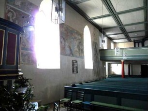 Langhaus (im Kern romanisch 11 Jh) Innen-Südwand nach Südwesten in Übersicht mit Ausstattung und Wandmalereien (Renovierung 1964) Wandmalereien