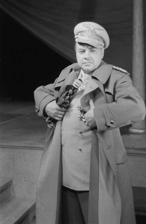 Szenenbilder aus dem Drama "Der große Verrat" von Ernst Fischer (in der 2. Besetzung) am Deutschen Theater Berlin : Rollenporträt von Willy A. Kleinau als Pablo Malabranca