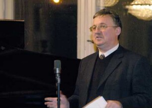 Soiree "Bertrand Roth und sein Dresdener-Musiksalon", die am 11. Januar 2004 in Roths schweizerischem Geburtsort Degersheim (Kanton St. Gallen) Premiere hatte; Prof. Dr. Helmut Loos spricht
