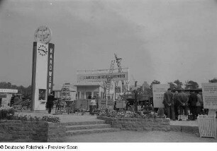 Besucher auf dem Freigelände der Technischen Messe 1953 zwischen landwirtschaftlichen Nutzmaschinen